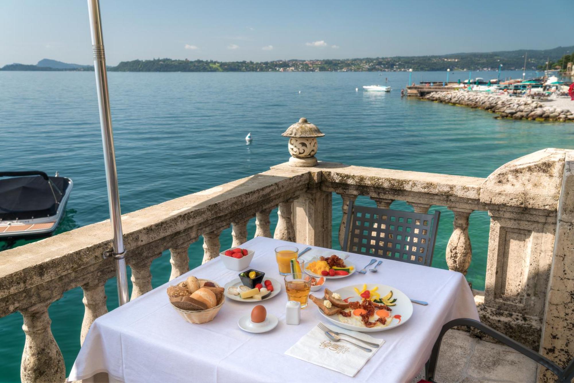 Hotel Villa Capri Gardone Riviera Exterior foto